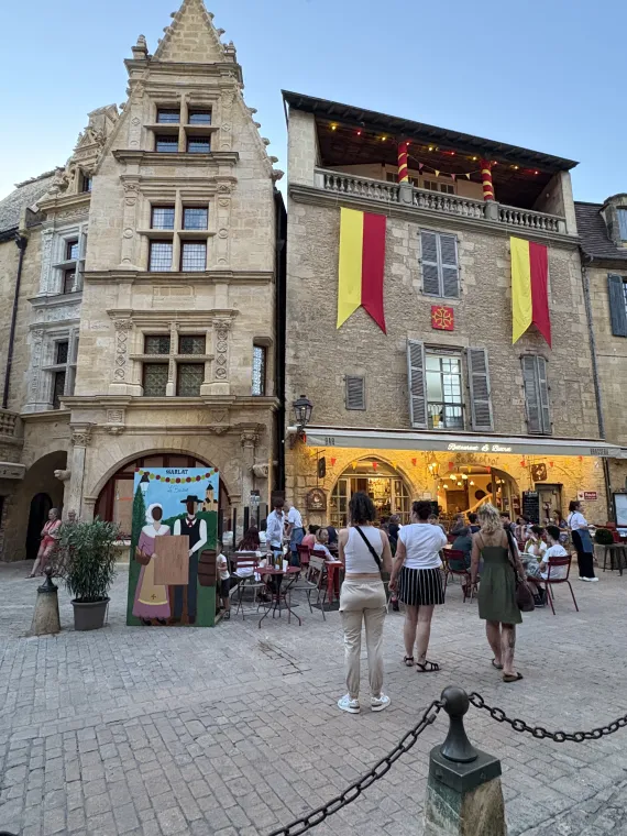Le Bistrot à Sarlat-La-Canéda célèbre la fée libraire, Sarlat-La-Canéda, Le Bistrot